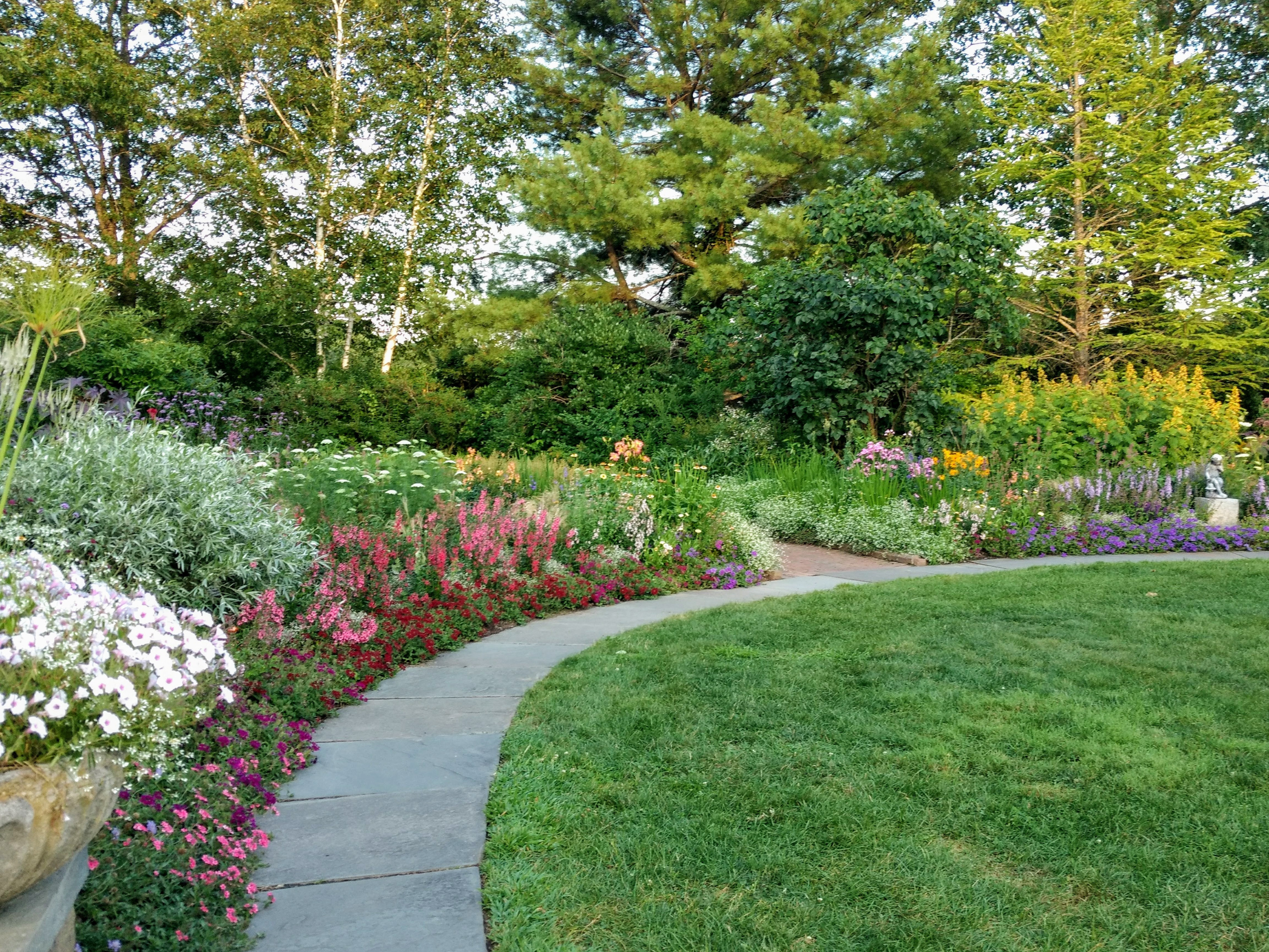 Благоустройство участка частного дома в Махачкале и Республике Дагестан